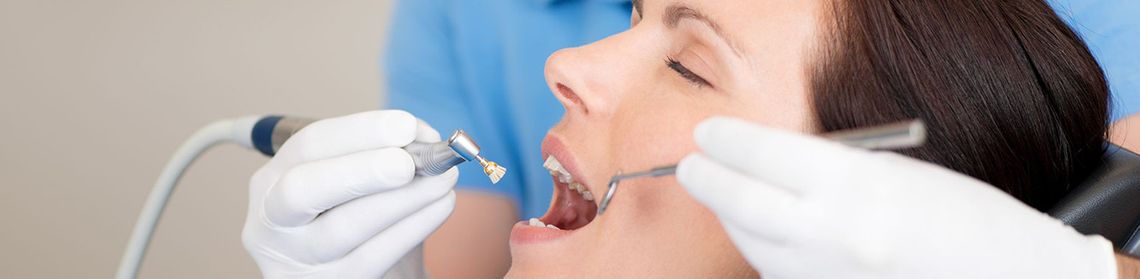 clinica-odontologica-aragon-gracia-mujer-en-blanqueamiento-dental